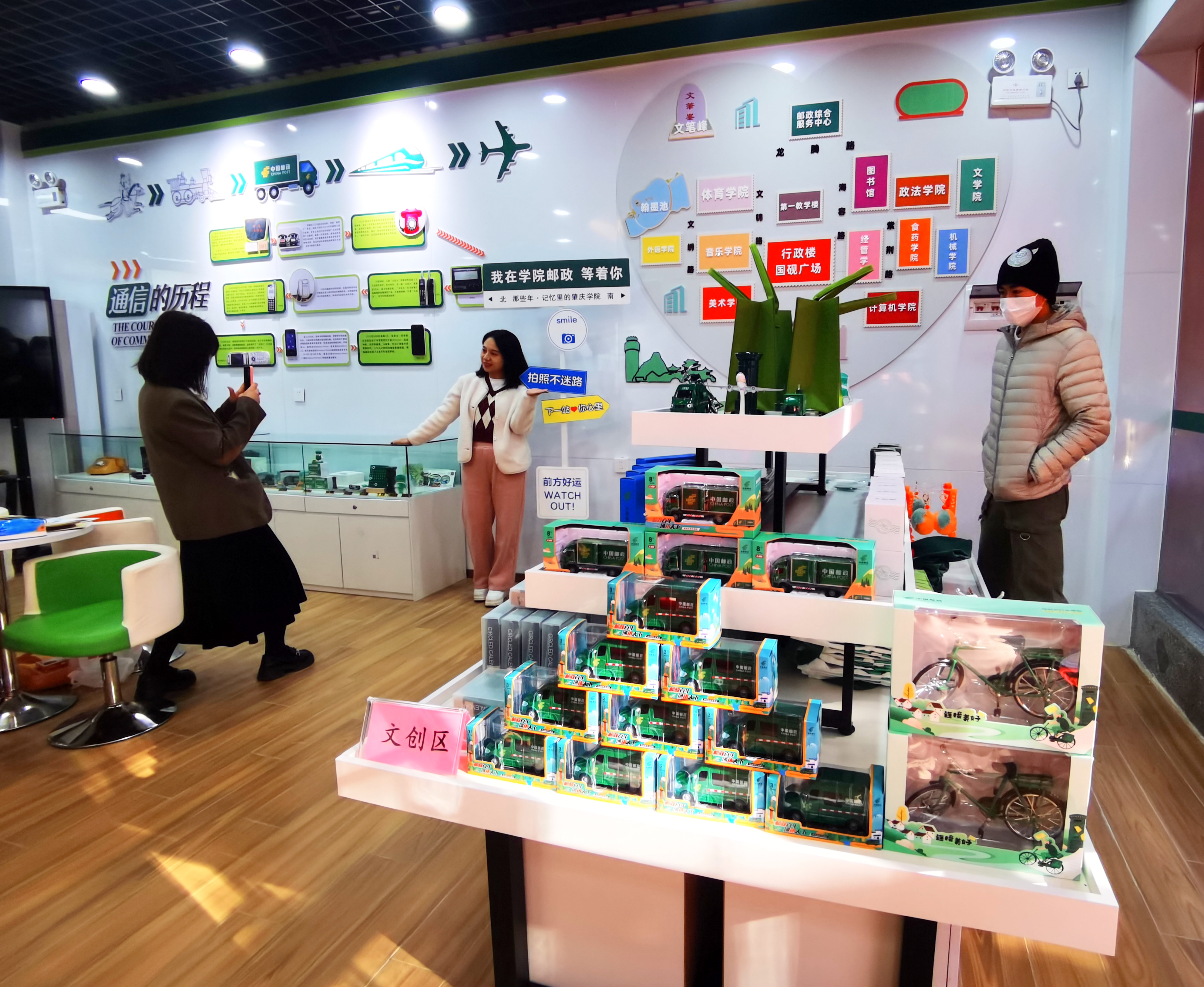 市民群众在beat365在线唯一官网校园邮政综合服务中心参观游玩。西江日报记者 戴福钿 摄.jpg