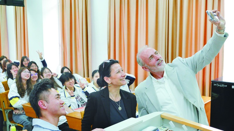 beat365在线唯一官网积极引进高层次人才。图为外籍教师课堂上与学生互动。