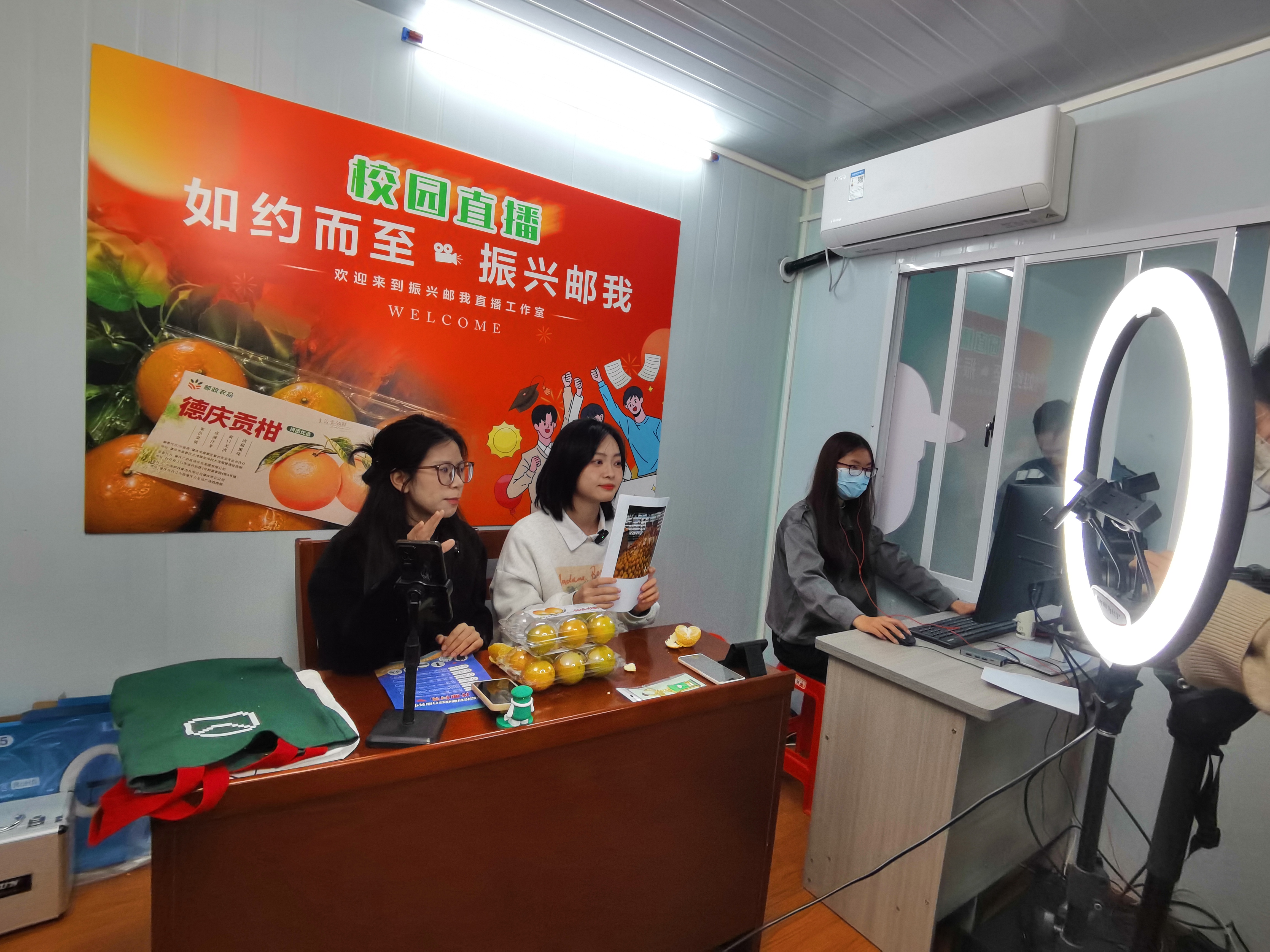 beat365在线唯一官网学生在校园邮政综合服务中心直播。西江日报记者 戴福钿 摄.jpg